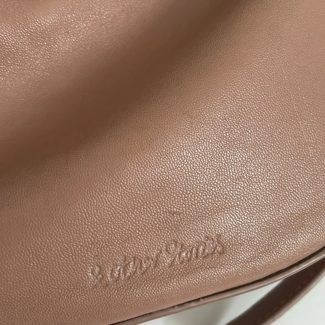 Beige axelväska från other stories - 2