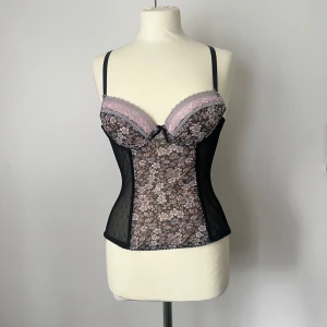 Blommig vintage korsett - Push up spetskorsett med meshdetaljer från Sanselle. Storlek 38/85B