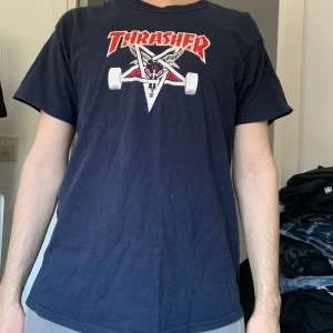 Unik trasher t-shirt - Unik trasher t-shirt, lite sliten på loggan annars bra skick. Storlek L (Large). Skriv om ni har frågor.