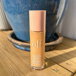 Elf halo glow - Oanvänd Elf Halo Glow i nyansen Fair/Light. Bara öppnad då jag insåg att det var fel färg för min hudton. Nypris 180😽❤️