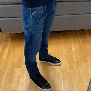 Replay anbass jeans - Tjena säljer dessa feta mörkblåa replay anbass jeans med lite konkreta slitningar i storlek 28/32 i modellen slim fit. Skicket är 9,5/10, de har inga defekter eller skador och är nästan helt nya. Jag på bilden är 176 och väger 62kg och de passar perfekt. Tveka inte att höra av dig om du har några frågor!