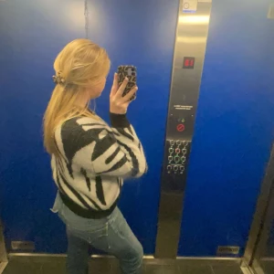 Zebramönstrad stickad tröja Gina Tricot - Säljer en stickad tröja från Gina Tricot i storlek L med svartvitt zebramönster. Tröjan har rund hals, långa ärmar och ribbade muddar. Perfekt för dig som vill sticka ut med en cool och trendig look. liten i storleken
