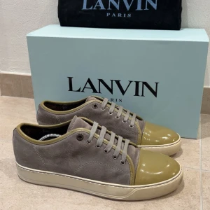 Lanvin skor - Tja! Säljer nu dessa unika lanvin nappa cap toes i storlek uk 7/41-42 men passar också 43. Skorna är i bra skick, få slitningar på sulan. Dustbag medföljer, men ej låda. Kontakta vid frågor! INGA BYTEN!