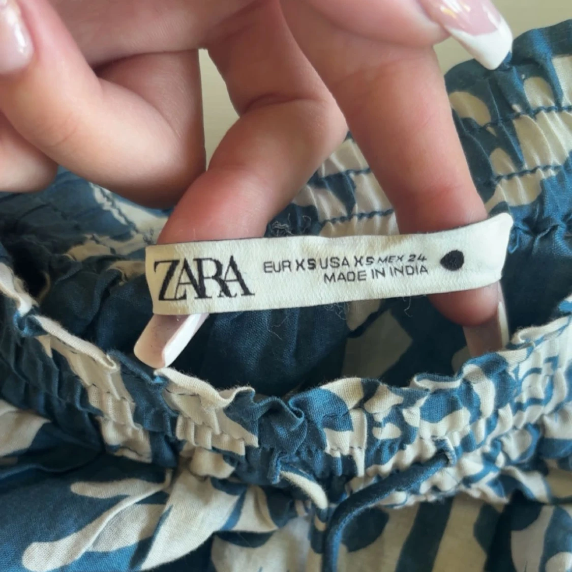 Blåvit kortkjol med volanger från Zara