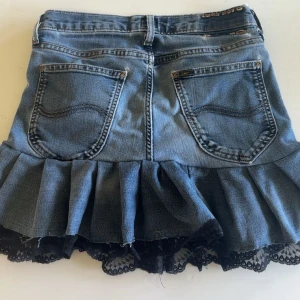 Jeanskjol med volang - Snygg blå jeanskjol från Lee med volangkant och svart spetsdetalj längst ner. Kjolen är köpt här på Plick, märket är Lee men kan vara sjölvsydd då jag inte hittar den på hemsidan 💘 skriv ifall frågor eller fler bilder💞