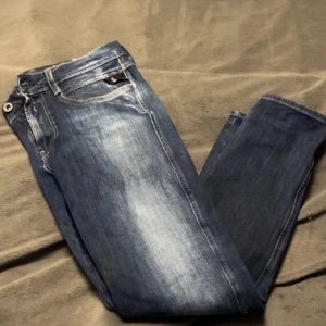 Replay Jeans (Anbass) - Säljer replay jeans (anbass) i ett utmärkt skick (knappt använda) stiliga byxor inför fina middagar/ träff med kompisar och m.m🤩Vid funderingar så hör av dig! 