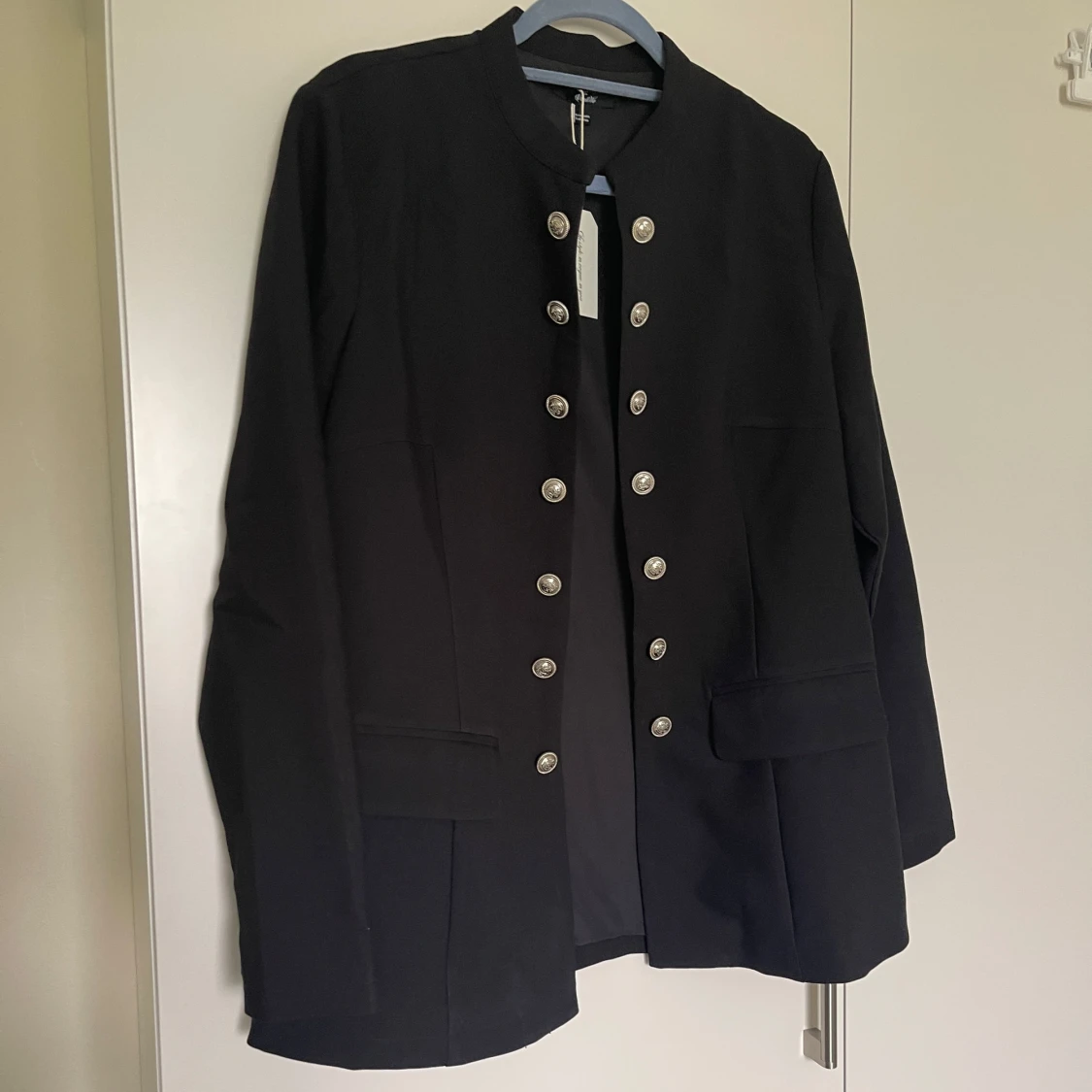 Svart rock med silverknappar - 2