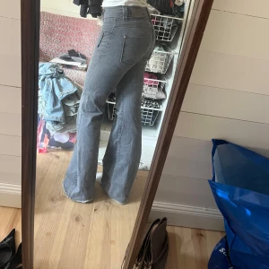 Lågmidjade jeans - Jätte snygga grå lågmidjade jeans i storlek 36, är långa på mig som är 170! Innerbenslängd 85 ytterben 105 midja 36❤️