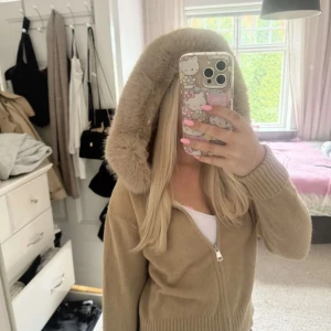 Beige cardigan jacka med fuskpälsluva - Supermysig beige cardigan jacka💞Endast testad