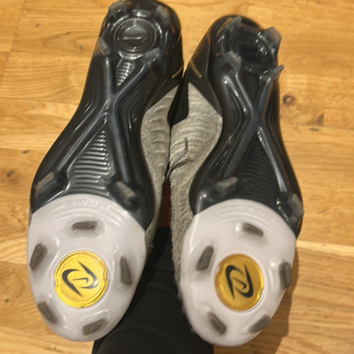 Nike Gripknit grå/svarta fotbollsskor - 1