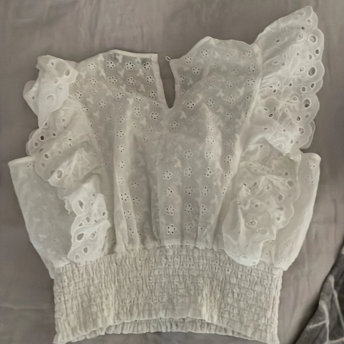 Vit blus med volang  - 1