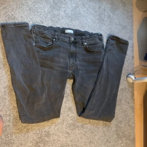 Mörkgrå jeans från GANT - Tja! Säljer ett par skor feta gråa/svarta jeans från Gant med passform slim Nypris 1000🔥 Pris kan sänkas vid snabb affär