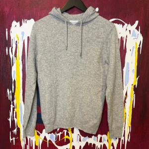 Merinoull Hoodie  - Superfin merinoull hoodie från AhlquistClothing. Endast använd för modell bilder. Storlek S.  Passar runt längd 170cm. Säljs inte längre. 