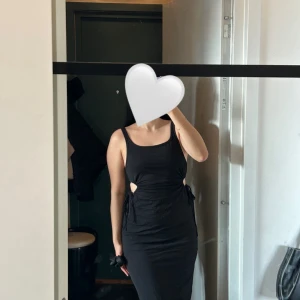 Svart långklänning med cut-outs - Snygg svart långklänning med cut-outs i midjan 💞 storlek M men passar nog både S och M (storlek 36-38). Oanvänd och prislappen sitter kvar 💞 