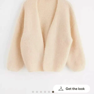 Beige stickad kofta från lindex  - Populär cardigan från lindex. Jätte fin och skön storlek xs/s. Slutsåld i butik 