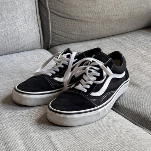 Svarta Vans Old Skool sneakers - Klassiska Vans Old Skool sneakers i svart med vit sidorand och vita snören. Skorna är endast använda en gång och i mycket bra skick. Storlek 44. Inköpspris 899kr. Säljer för 499kr. Bara att höra av er med frågor. 