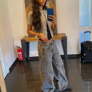 Grå kofta - Säljer denna söta kofta, oanvänd utom vid bildens tillfälle!💕💕