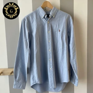 Ralph Lauren Skjorta - Riktigt fräsch Ralph Lauren Oxford skjorta! | ☀️ Perfekt till sommaren ☀️| 9/10 Skick (Näst intill nyskick) | ⚜️Ny pris: ~1600kr ⚜️| Hör av dig vid några frågor :)