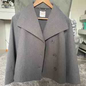Grå kappa - Jättefin kappa från Gina Tricot. Är sååå snygg till våren och hösten! Nyskick, nästan aldrig använd. Storlek xs
