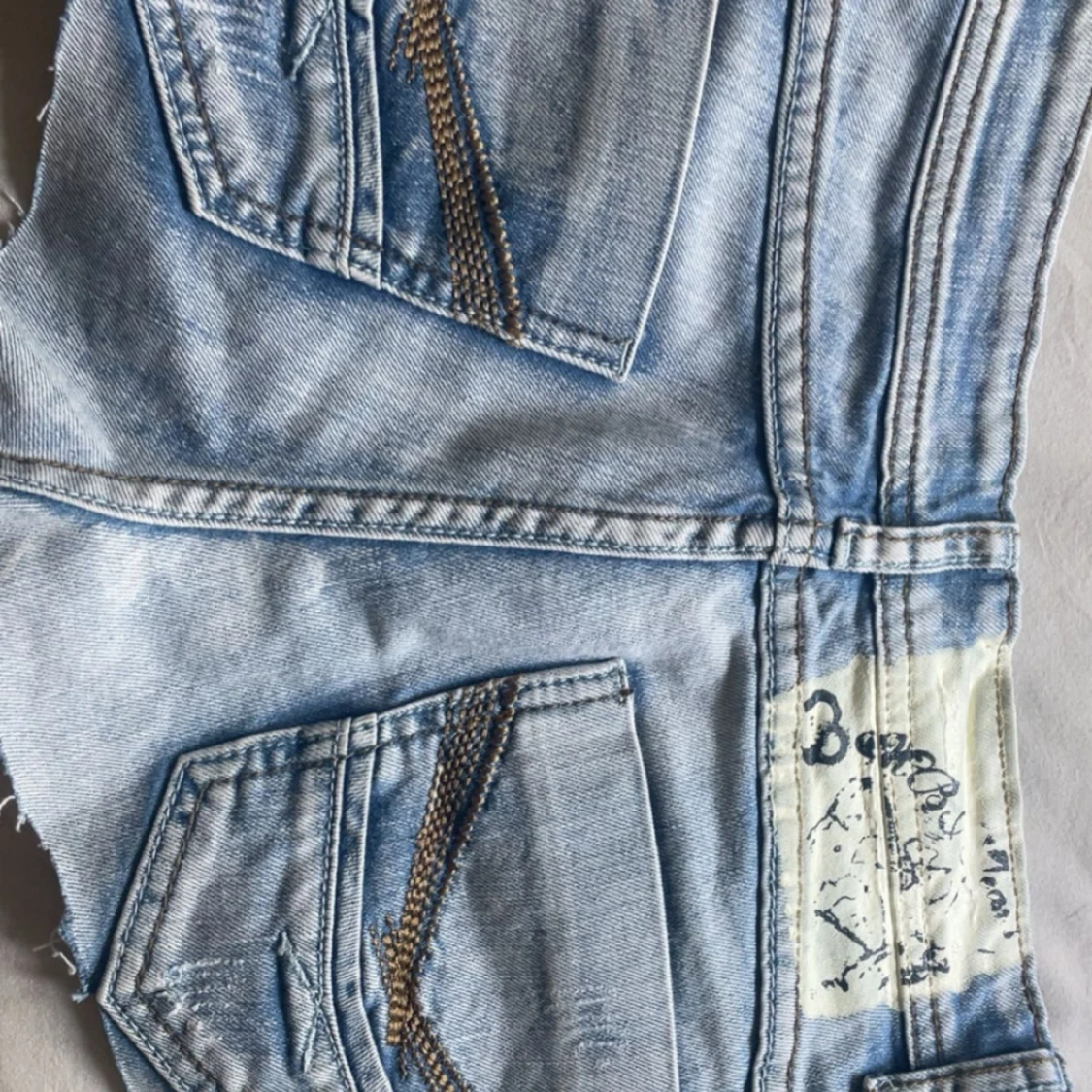 Ljusblåa jeansshorts från Jolin - 2