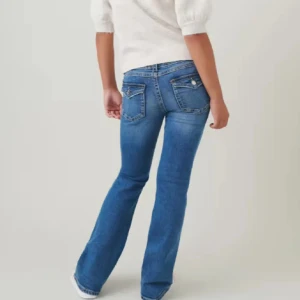 Blå bootcut jeans med fickdetaljer - Snygga blå bootcut jeans med coola fickdetaljer och kontrastsömmar. Har aldrig använt de 