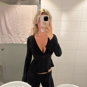 Svart blus  - Säljer en svart blus med djup v ringning och spetsdetalj runt magen. Perfekt till festliga tillfällen! I storlek s från Gina tricot💕använd fåtal gånger 