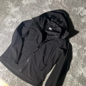 C.P. Company jacka - Säljer en riktigt snygg jacka från C.P. Company i riktigt bra skick. Storlek 48 så sitter som en S. Bara att skriva vid frågor🙌🏻🙌🏻