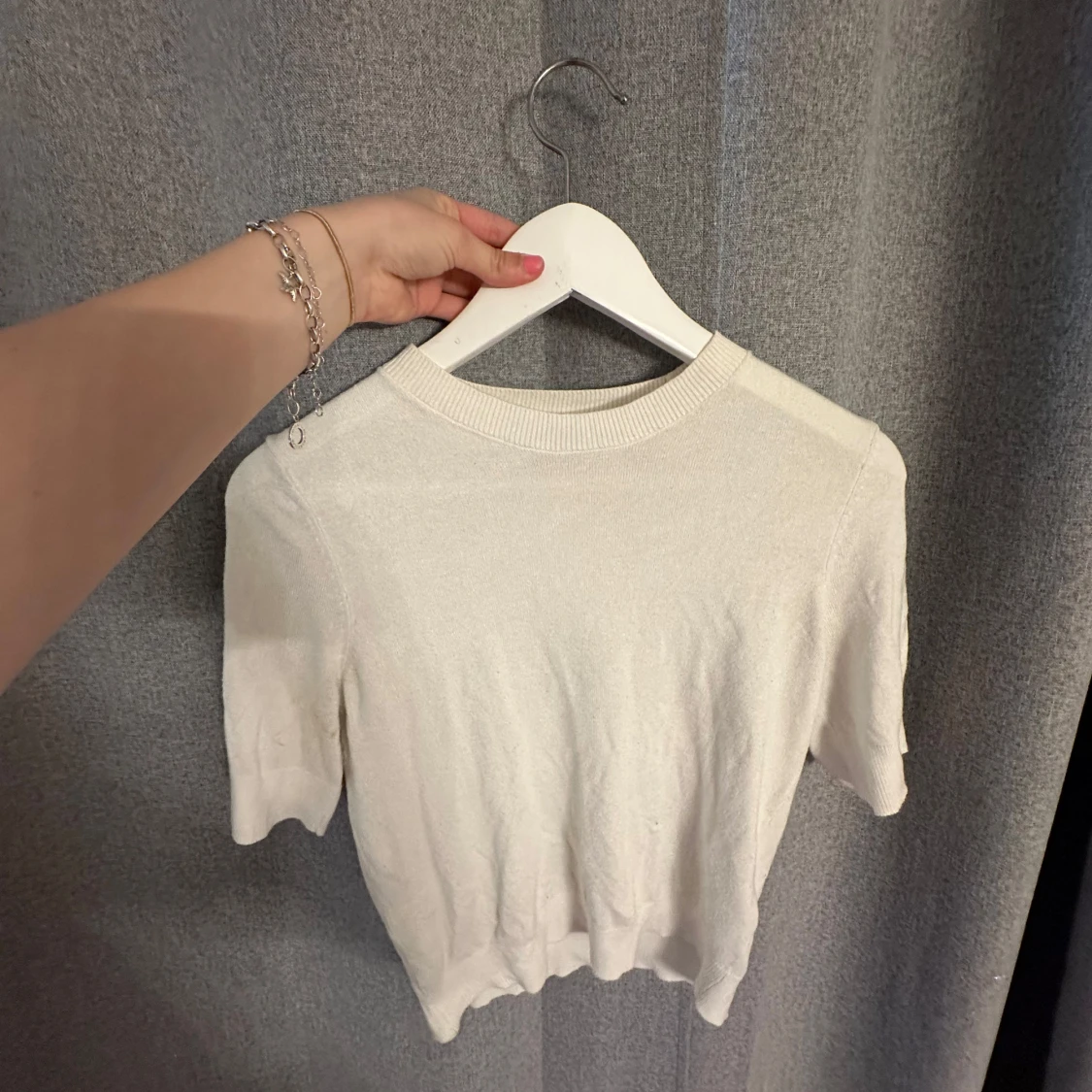 Svart och vit stickad kortärmad tröja - 1