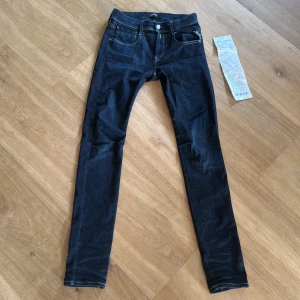  Replay jeans - Säljer nu mina slim fit replay anbass i storleken 29/34 pga dem inte används dem är köpta på nk och kostar 1600 nya dem är i grymt skick bara en liten defekt på knät man inte kan se om man inte kollar riktigt noga. Dem är mörkblåa med orange sömmar. Riktigt feta till sommarn. För mer bilder eller frågor så  är det bara och skicka ett meddelande.