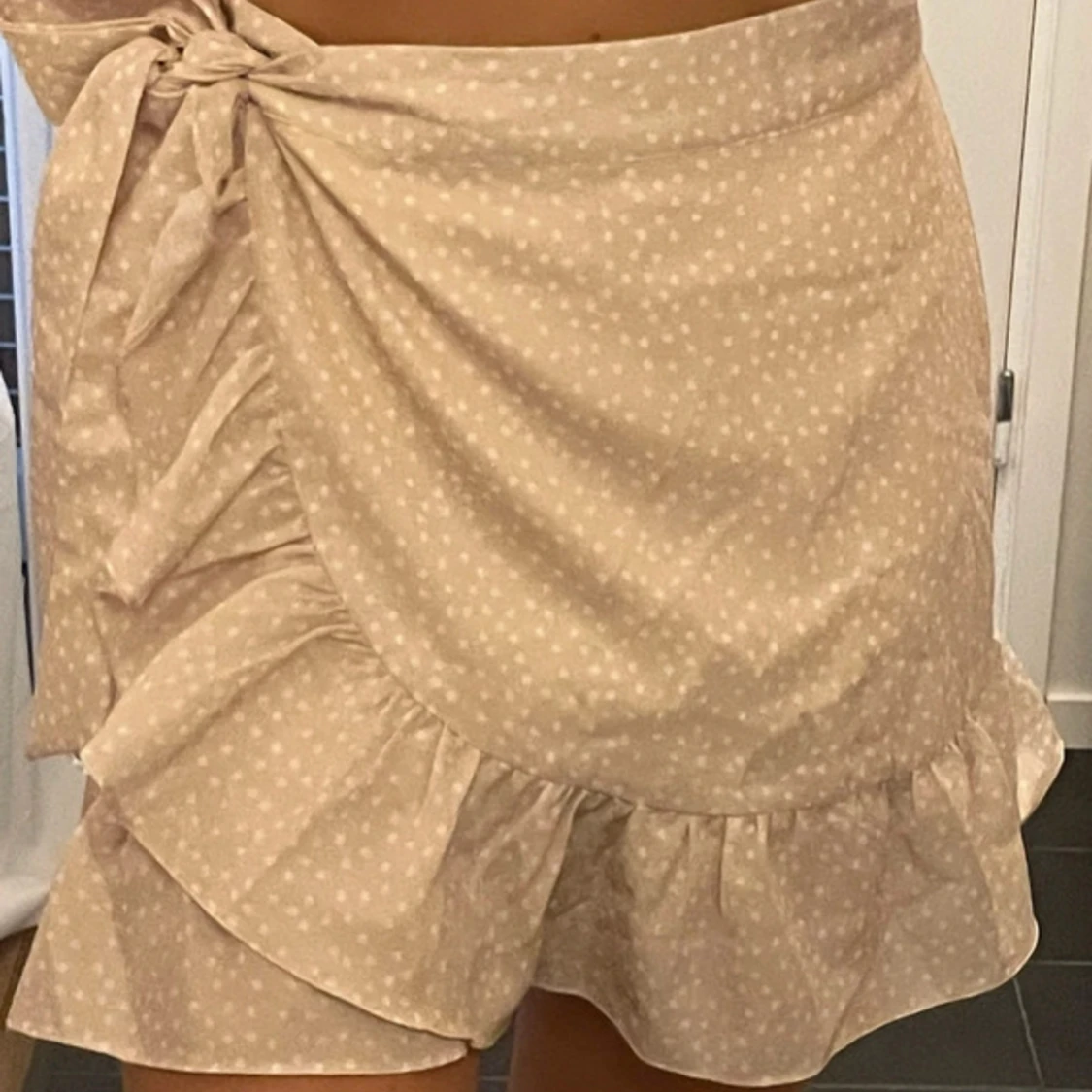 Beige prickig omlottkjol med volang - 2