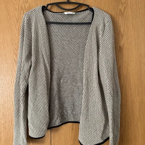 Only kofta - Säljer min öppna only kofta med as snyggt mönster!! Den är i storlek m och as snygg över en vit t shirt eller ett vitt linne💞💞