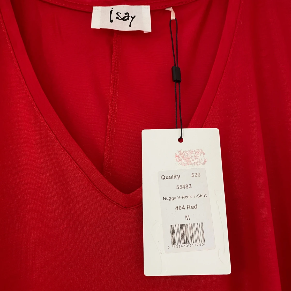 Röd v-ringad t-shirt från Isay - 1