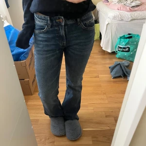 Mörkblå bootcut lowaist jeans - Säljer ett par klassiska mörkblå jeans med raka ben och normal passform.  Perfekta till vardags och lätta att matcha med olika stilar.