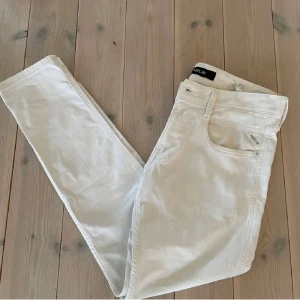Vita replay jeans - Snygga vita jeans från Replay i klassisk femficksmodell. Perfekt inför sommaren