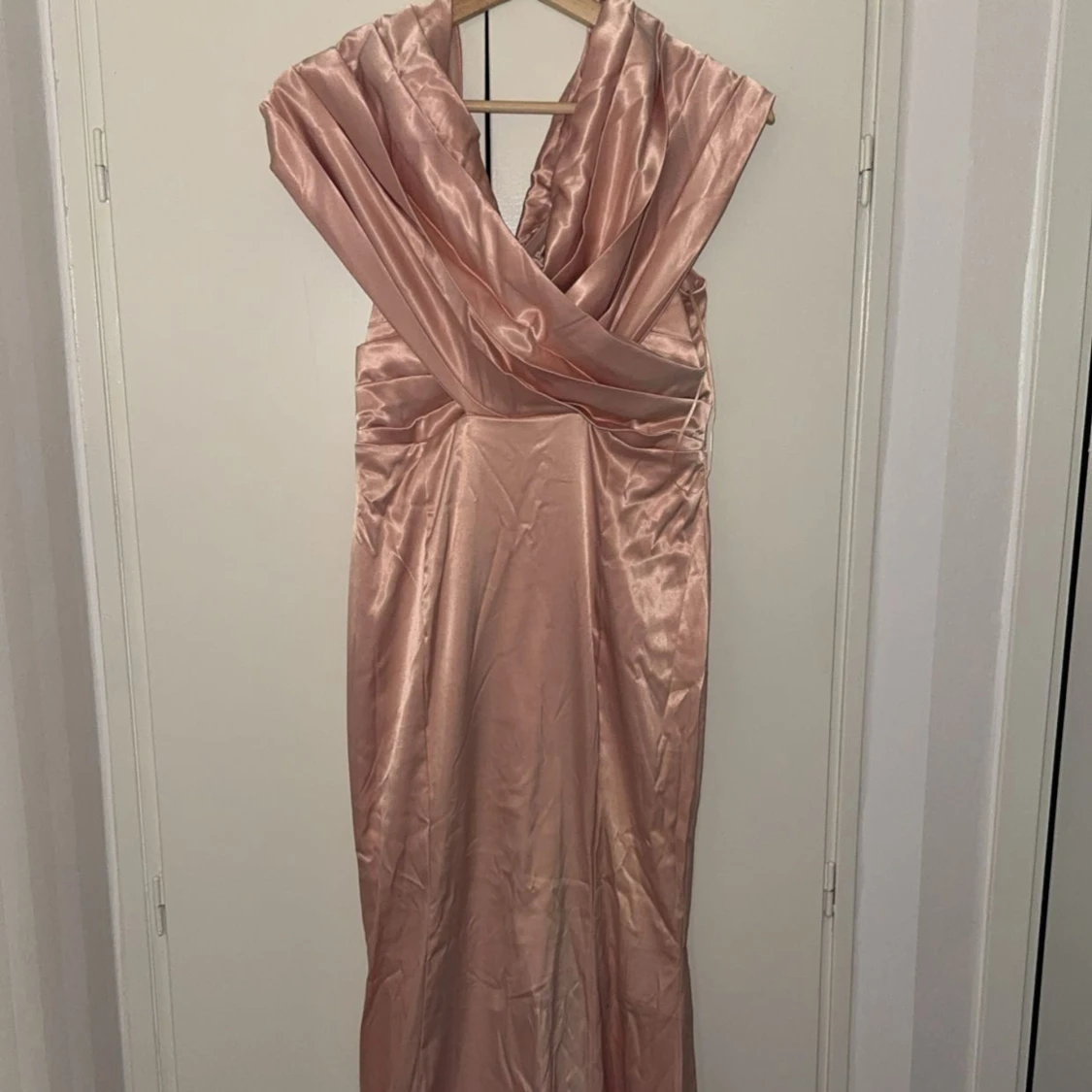 Lång glansig champagnefärgad klänning - 3