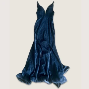 Glittrig mörkblå balklänning - 🎀fint skick, endast använd en gång! 🎀nypris 4000kr🎀 🎀 storlek S 📏mått: midja: 32cm, axel till midja: 36cm, midja till golvet: 120cm 🎀 skriv vid funderingar! . . • ☆ . ° .• °:. *₊ ° . ☆˚ ♡ ·˚ ₊˚ˑ