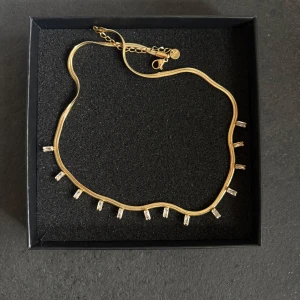 Guldigt halsband  - Snyggt guldigt halsband. Kedjan är tunn och smidig med justerbar längd och karbinlås. Perfekt accessoar för att lyfta din outfit med lite extra bling.💕💕💕
