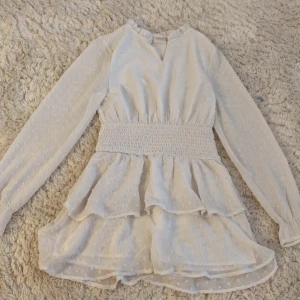 Vit klänning  - Säljer denna jättegulliga klänningen som passar perfekt att ha på skolavslutningen! Jag har använt den en gång och sen har den inte kommit till användning nått mer. Frågor? Kontakta mig isåfall 🤗