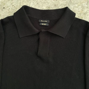 Massimo Dutti svart pikétröja - Klassisk svart pikétröja från Massimo Dutti med krage och diskret knappslå. Tröjan är långärmad och har en stilren, enkel design som funkar till allt. Materialet är mjukt och känns lyxigt mot huden. Perfekt för dig som gillar en clean och tidlös look. Den är använd ca 8 ggr men inget på tröjan tyder på slitage. Om du undrar något är det bara att skriva, svara så snabbt jag kan🙌😁✅