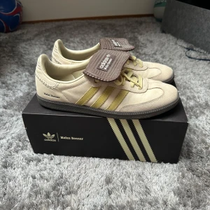 Adidas Samba Wales Bonner Nubuck - Exklusiva Adidas Samba Wales Bonner i beige och brunt nubuckläder. Köpta när de kom ut 2023 och aldrig använda. Kostar ca 4000 nya nu.
