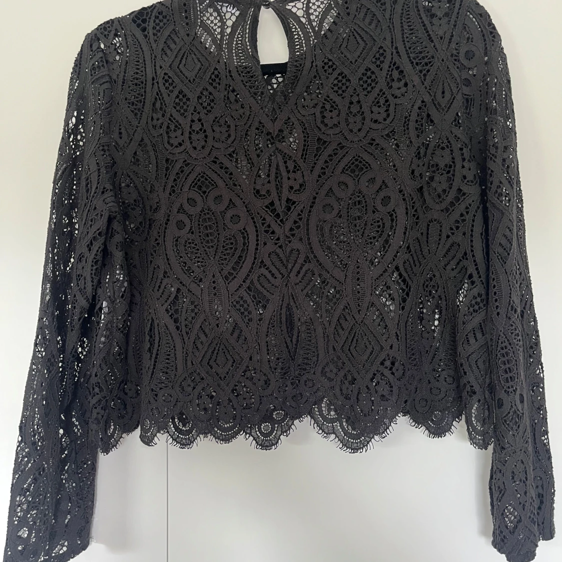 Svart spetsblus med volang från Zara - 1