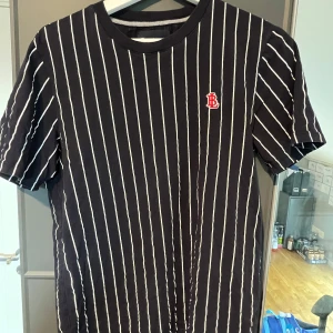 Randig t-shirt från Bondelid - Svart t-shirt från Bondelid. Slim fit! Storlek S!