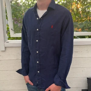 Mörkblå linne skjorta från Ralph Lauren - Säljer jätte fin Ralph lauren skjorta i linne, inga tecken på användning och väldigt fint skick, bara att skriva vid funderingar, postas inom 48h👍