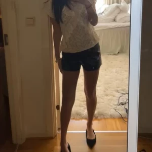 Svarta skinnshorts  - Sitter superfint på och passar perfekt till både vardag och fest! Tyvärr har de blivit för små för mig 😭 men de har varit en stor favorit i garderoben