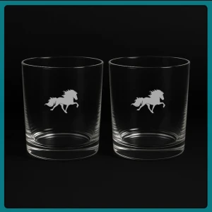 2st Whiskeyglas- Islandshäst -  Dessa eleganta graverade whiskeyglas kombinerar enkelhet med stil och passar lika bra för en klassisk whiskey med is som för kreativa, färgglada desserter. Den låga och raka formen framhäver dryckens eller dessertens karaktär och ger glaset en sofistikerad men diskret känsla. Gravyren enligt bild ger varje glas en personlig och unik detalj – perfekt som en omtänksam present eller ett smakfullt tillskott till din egen glassamling. Har du en egen text eller design du vill ha graverad? Hör av dig!