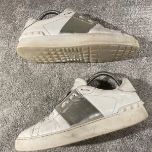 Valentino skor - Hej! Säljer nu mina skor från märket Valentino, storlek 38 bra skick, givetvis äkta. Tveka inte på att höra av dig om du har frågor eller funderingar kring skorna! 