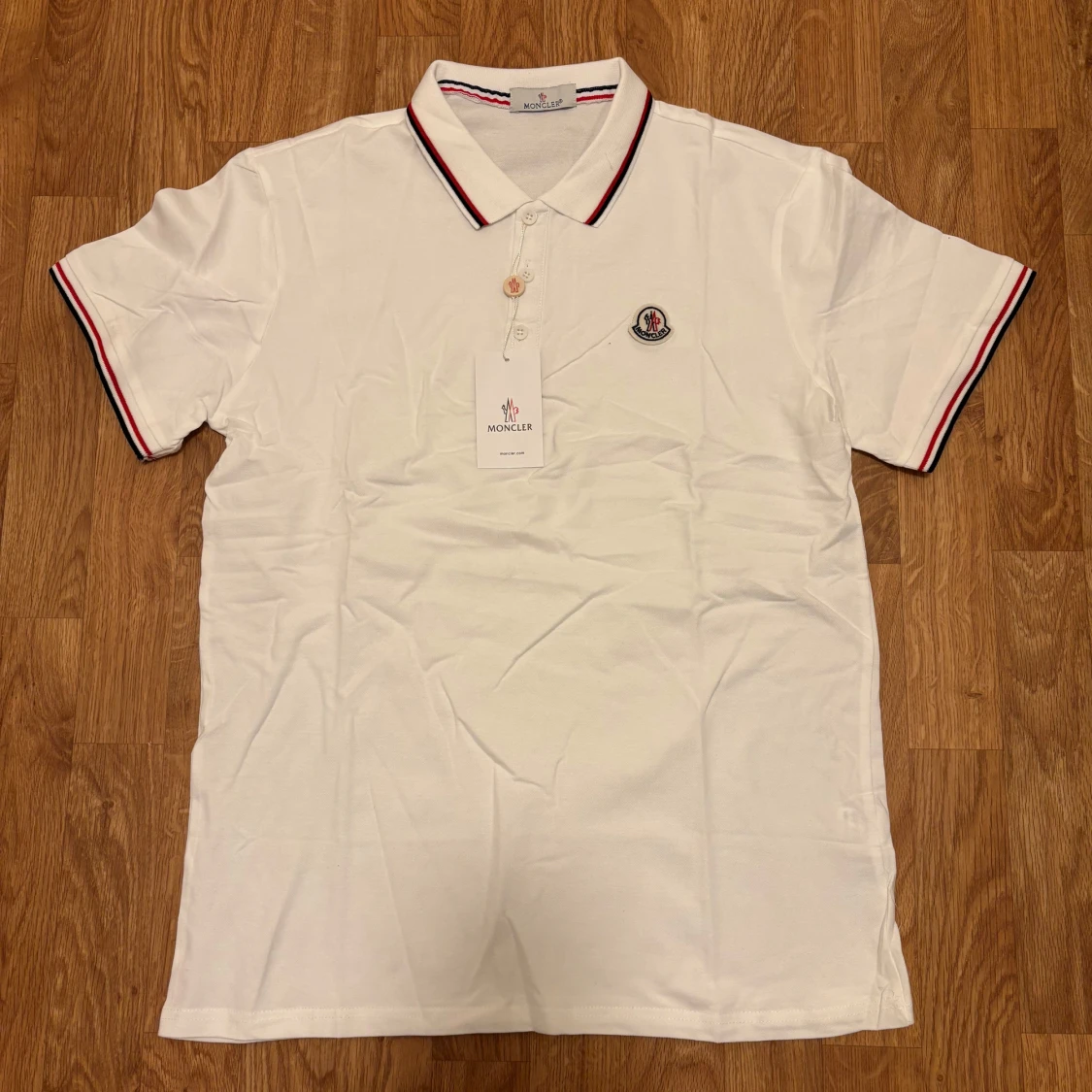 Vit Moncler pikétröja med ränder