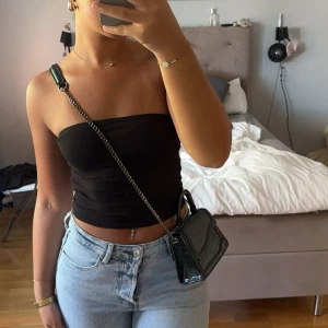 Svart väska - Säljer en svart väska från Zara i super bra skick. Perfekt för dig som gillar en enkel och stilren look. 