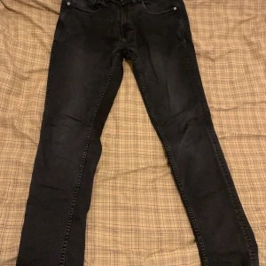Svarta jeans från Zara Man - Säljer ett par svarta jeans från Zara Man. Modellen har klassisk femficksdesign, raka ben och normal passform. Jeansen är tillverkade i bomull med en liten mängd stretch för extra komfort. Perfekta till en avslappnad streetstil.