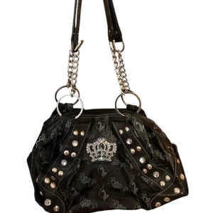 Baby Phat svart handväska med nitar - galet snygg vintage babyphat handväska med silvernitar och rosa satin-insida. inget slitage inuti eller på metallerna men lite här och där på skinnet 